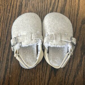 Baby gap clogs. Size 5/6. Ivory frost color with faux fur inside